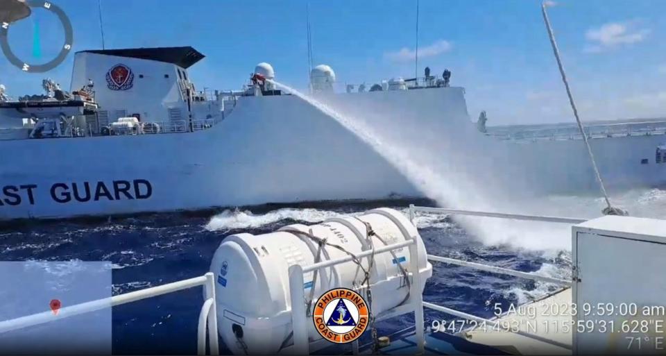 2023年8月5日，中國海警船在仁愛礁附近朝菲律賓補給船使用高壓水槍。美聯社