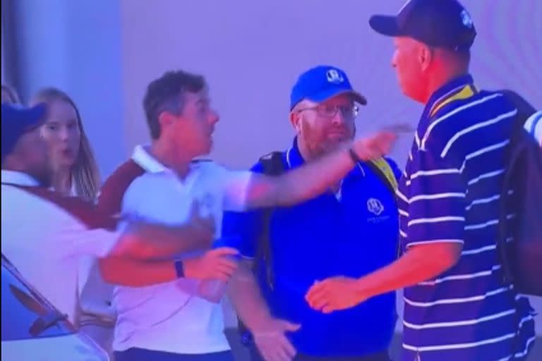 Rory McIlroy encara al caddie Joe LaCava, mientras algunos se interponen y Shane Lowry lo sujeta, en el clubhouse; un final caliente de la segunda jornada de la Copa Ryder, en Roma.