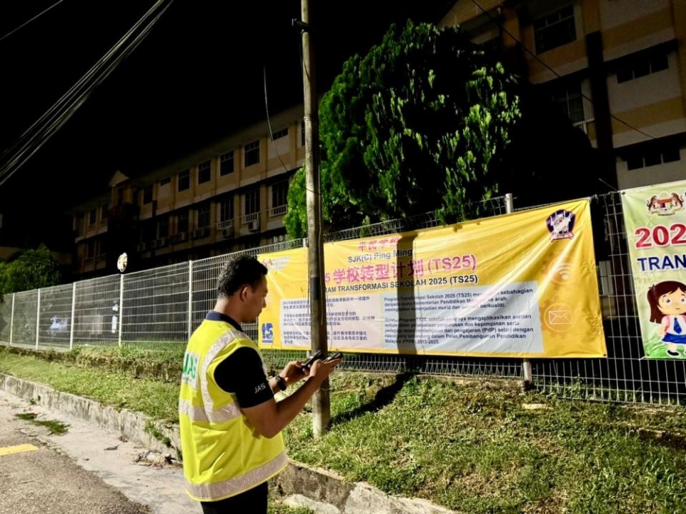 A Johor Department of Environment enforcement officer monitoring the air quality at SJKC Ping Ming vernacular school that is located about 500 metres from the burnt paint factory in Taman Perindustrian Datuk Yunos Sulaiman at Lima Kedai in Iskandar Puteri May 28, 2024. – Picture courtesy of Ling Tian Soon