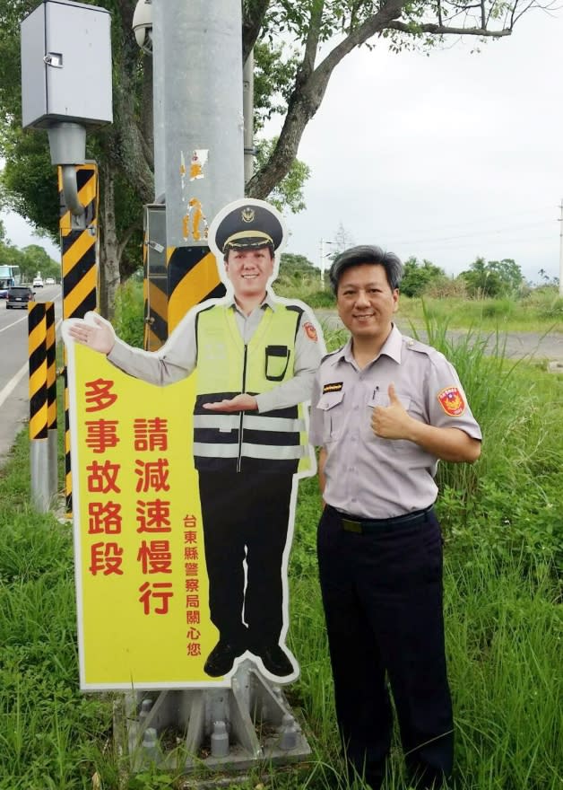 被譽為台東最辛苦的警察-杜信喻警察人形立牌，在台東省道站了12年終於下班了，台東縣警察局31日全面拆，並保留一面最完整的給杜信喻（右）。（民眾提供）