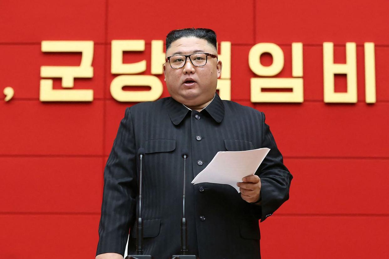 Esta imagen tomada el 3 de marzo de 2021 y publicada por la Agencia Central de Noticias de Corea (KCNA) muestra al líder norcoreano Kim Jong Un hablando en el Comité Central del Partido de los Trabajadores de Corea (WPK) en Pyongyang