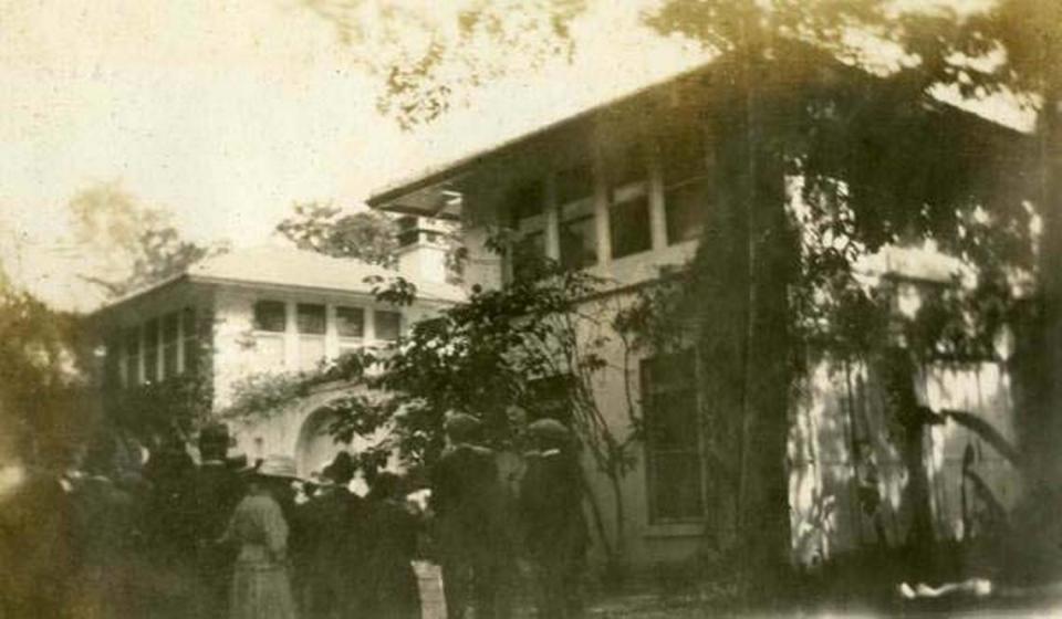 Turistas frente a Villa Serena, la casa de William Jennings Bryan en Miami, hacia 1921.