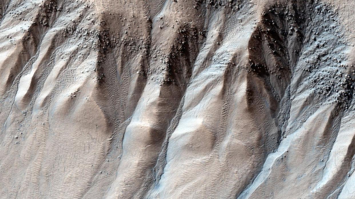  deep ravines in the surface of Mars 