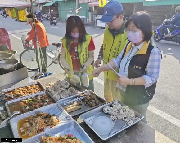 南市法制處消保官及經發局市場處人員至佳里黃昏市場熟食攤瞭解滷鯽魚及苦瓜封秤重及價格，確認並無網路鋪文情形。（記者李嘉祥攝）