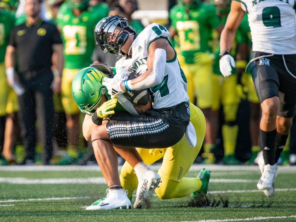 Oregon inside linebacker Bryce Boettcher brings down Hawaii wide receiver Chuuky Hines during the Sept. 16 game.