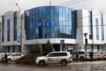 A vehicle of the Organization for Security and Cooperation in Europe (OSCE) special monitoring mission for Ukraine drives past the OSCE office in the pro-Russian rebel-held city of Luhansk, Ukraine, April 24, 2017. REUTERS/Alexander Ermochenko