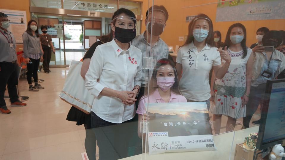 曾馨瑩1日將申請疫苗文件送交到食品藥物管理署。（圖／永齡基金會提供)