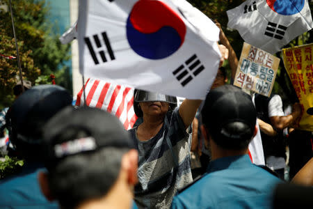 Protesters from a conservative group that supports South Korean ousted leader Park Geun-hye attend a rally to demand release of Samsung Electronics Vice Chairman Jay Y. Lee, ouside a court in Seoul, South Korea, August 25, 2017. REUTERS/Kim Hong-Ji