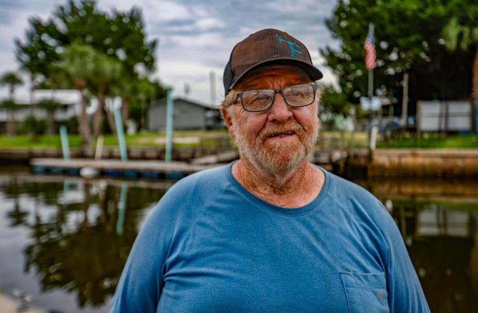 Timmy Futch contemplando la posibilidad de quedarse o abandonar su casa en Horseshoe Beach, la Florida, mientras el huracán Idalia se acerca a la costa del Golfo el martes 29 de agosto de 2023.