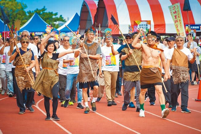 第八屆「大毅家族趣味運動會」日前舉行，大毅建設總經理林隆深（圖中）也撩下去，粉墨豋場。圖／黃繡鳳