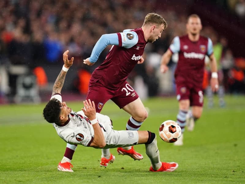 West Ham United's Jarrod Bowen (R) fouls Bayer Leverkusen's Piero Hincapie during the UEFA Europa League, quarter-final second leg soccer match between West Ham United and Bayer Leverkusen at the London Stadium. John Walton/PA Wire/dpa