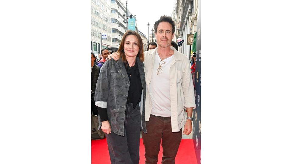 Sarah Parish standing with husband James Murray in front of a crowd of people