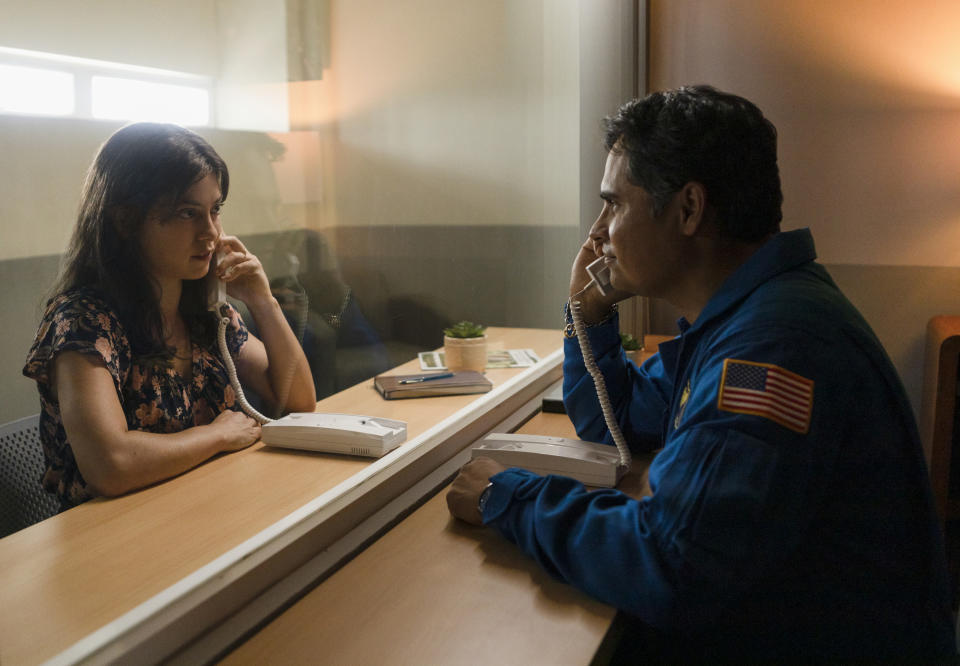 En esta imagen proporcionada por Prime, Rosa Salazar, izquierda, y Michael Peña en una escena de "A Million Miles Away". (Prime vía AP)