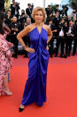 Corinne Touzet a mis en valeur son hâle cannois en posant dans une robe bleu électrique. L’héroïne d’une Femme d’Honneur n’a pas voulu rater la projection du très attendu film de Marco Bellocchio.