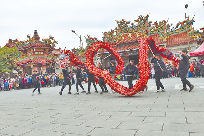 苗栗（火旁）龍祥龍巡庄活動，27日上午在頭份市永貞宮登場，由三義龍隊表演。（謝明俊攝）