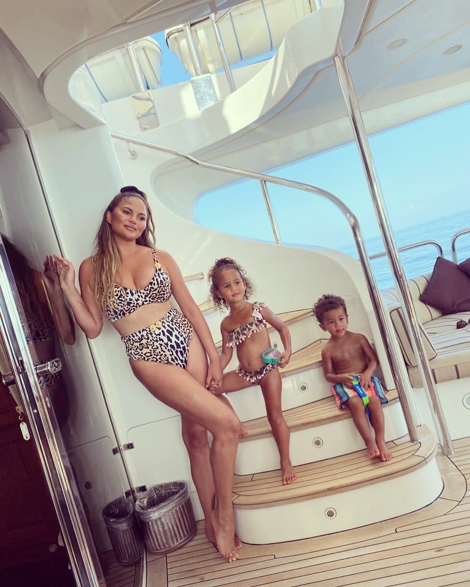 Et si la solution pour changer de lieu de vacances sans avoir à faire et défaire sa valise était de s’offrir un yacht ? C’est ce que semble avoir compris Chrissy Teigen qui a embarqué son mari John Legend et leurs deux enfants, Luna et Miles, pour une virée au large des côtes californiennes. © Instagram @chrissyteigen