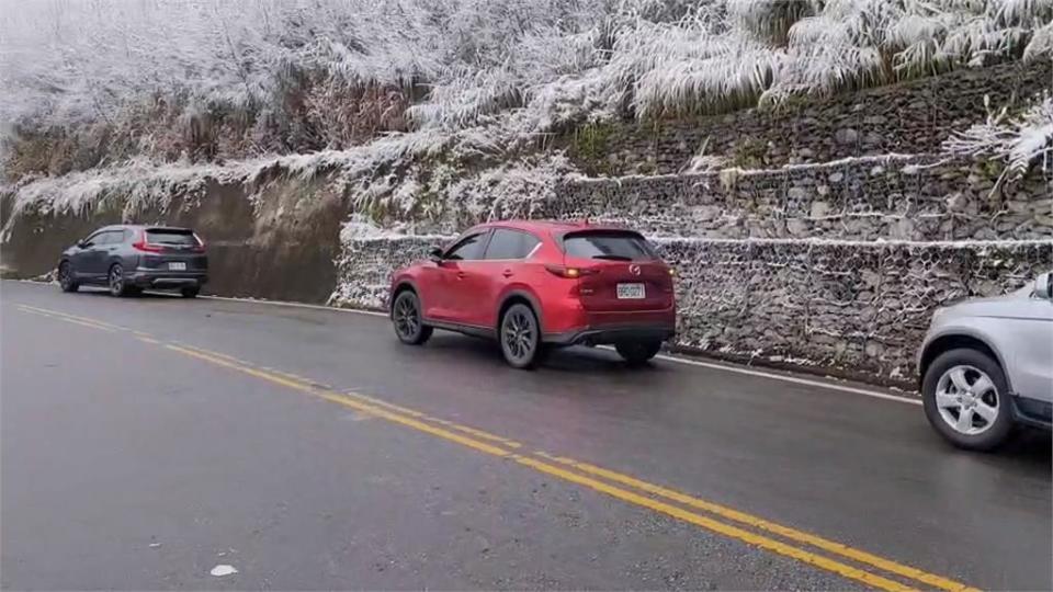 凍番薯！寒流發威高山紛傳降雪　連假民眾瘋上山追雪　慶新年