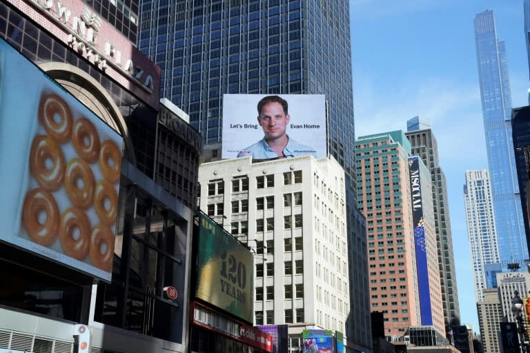 Una pantalla de Times Square, en Nueva York, muestra el rostro de Evan Gershkovich el 29 de marzo de 2024, al cumplirse un año del encarcelamiento en Rusia del periodista del diario Wall Street Journal (Timothy A. Clary)