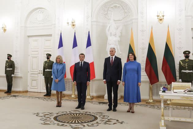 <p>Emmanuel et Brigitte Macron rencontrent le président lituanien Gitanas Nauseda et son épouse Diana Nausediene , au palais présidentiel de Vilnius, lundi. </p>