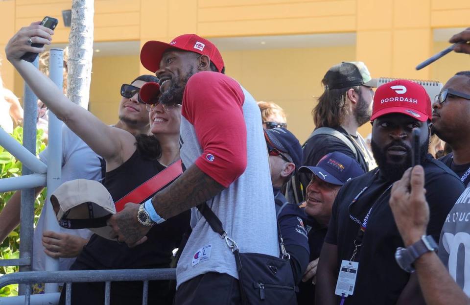 Udonis Haslem posa para un foto con los fanáticos en el autódromo de Homestead–Miami en Homestead, Florida. El veterano jugador del Heat fue nombrado oficial honorario de la Dixie Vodka 400, el domingo.