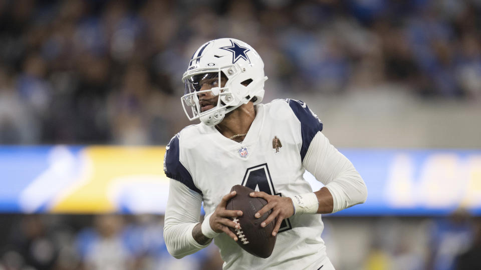 Dallas Cowboys quarterback Dak Prescott (4) rent met de bal tijdens een NFL-voetbalwedstrijd tegen de Los Angeles Chargers, maandag 16 oktober 2023, in Inglewood, Californië. (AP Photo/Kyusung Gong)