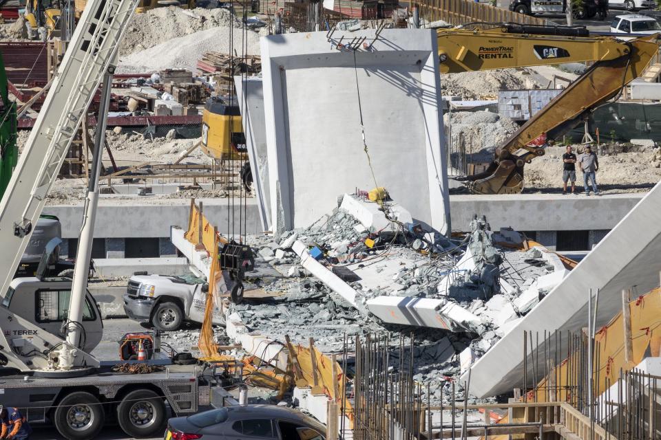 Vista general del colapso de un puente para peatones hoy, jueves 15 de marzo de 2018, en las cercanías de la Universidad Internacional de Florida (FIU) en Miami. EFE/CRISTÓBAL HERRERA