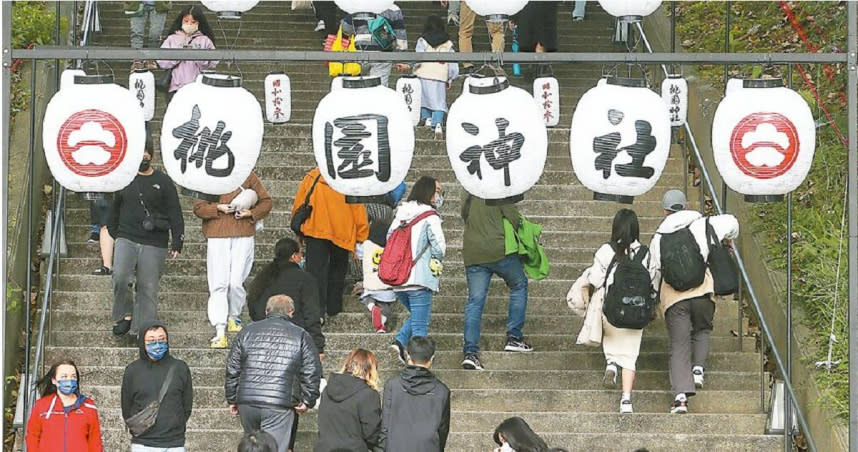 桃園神社從日本迎來天照大神等供奉，成為全台唯一供奉神道教神明的神社。圖為今年元旦連假民眾前往虎頭山踏青。（本報資料照片）