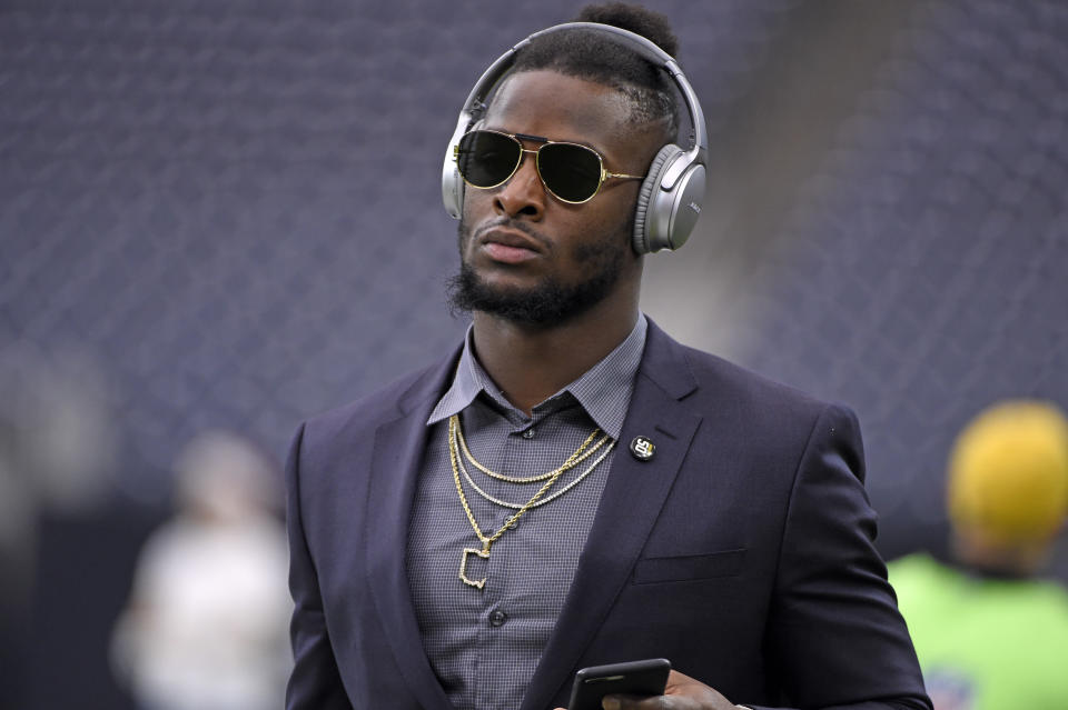 Le’Veon Bell decried a report from a reputable news source that he was planning to rejoin the Steelers next Monday as “fake news.” (AP)