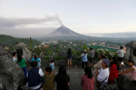<p>Vecinoc contemplan el monte Mayon que lanza cenizas en su segunda erupción en dos días, martes 23 de enero de 2018, desde Legazpi, unos 340 kilómetros al sureste de Manila, Filipinas. (AP Foto/Bullit Marquez) </p>