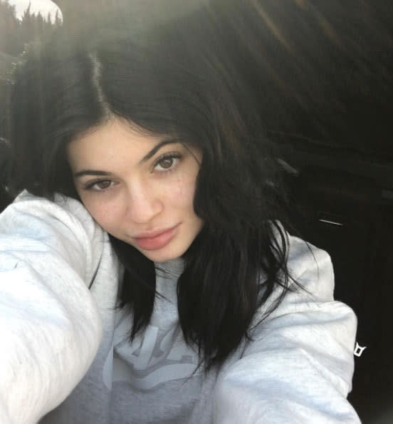 <p>Fast hätten wir sie nicht erkannt: Dieses süße Mädel mit den unzähligen Sommersprossen im Gesicht ist tatsächlich Kylie Jenner! Die dunkelhaarige Schönheit sieht man eigentlich nur sehr dick geschminkt und sexy gestylt. So ganz natürlich mit XL-Sweater gefällt uns der TV-Promi viel besser. (Bild: Instagram/Kylie Jenner)<br></p>