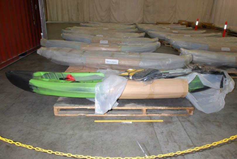 2014年有3男1女共4名台灣犯嫌與澳洲人勾結，將市價超過台幣49億元的冰毒藏在獨木舟中，試圖從大陸運到雪梨，最終仍被查獲。（圖／翻攝AFP臉書）