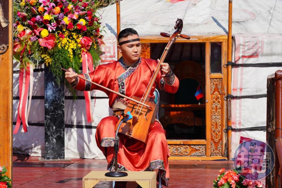 渡假村開幕酒會上，還特別找來蒙古藝術文化團體，表演馬頭琴及音樂歌舞。