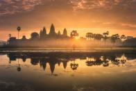 Es muss nicht immer Strand und Meer sein! Abenteuer und mystische Stimmung erleben Verliebte im kambodschanischen Angkor Wat. Die größte Tempelanlage der Welt zählt zum Weltkulturerbe der UNESCO und ist wahrscheinlich eine der schönsten architektonischen Hinterlassenschaften der Welt. Die tanzenden Statuen und baumumrankten Tempelruinen sind unvergesslich. (Bild: iStock / boule13)