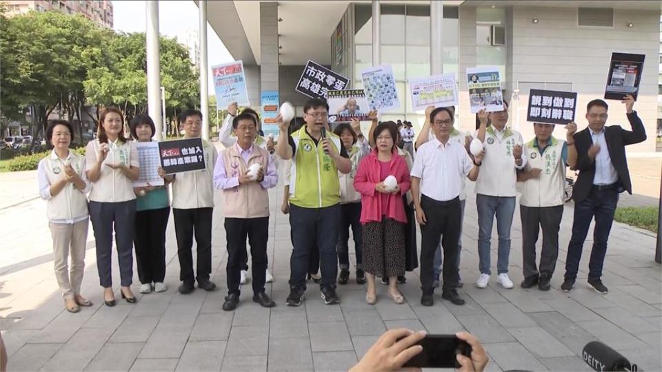 帶著大蛋小蛋當道具，綠營民代就是要韓國瑜趕快下台。