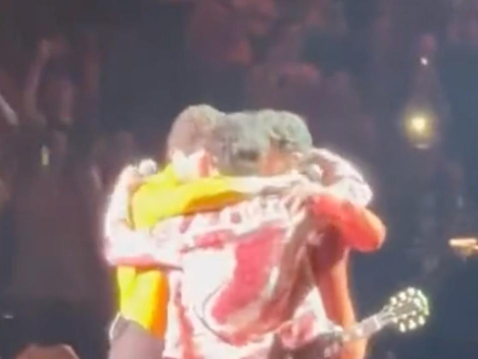 Jonas Brothers hug in first show since Joe Jonas and Sophie Turner divorce announcement (Twitter)