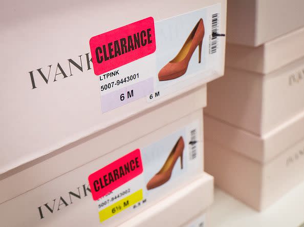 <em>Zapatos de tacón de aguja de la marca Ivanka Trump a la venta en la sección de liquidaciones de los grandes almacenes Century 21 de Nueva York (Foto de Drew Angerer / Getty Images).</em>