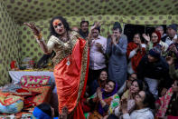 <p>La líder transgénero baila y canta con sus seguidores durante el Kumbh Mela.<br><br>Foto: REUTERS/Danish Siddiqui </p>