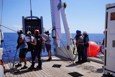 Lancement du robot Arthur, du Drassm (Département des recherches archéologiques subaquatiques et sous-marines) Crédit : Manuel ANO - Prodaqua