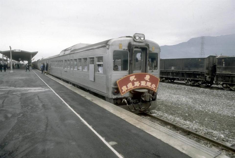 1980年02月01日，北迴鐵路通車典禮在花蓮新站隆舉行，自花蓮開出的列車車頭都懸掛「慶祝北迴鐵路通車」的字板。(中時攝影組攝)