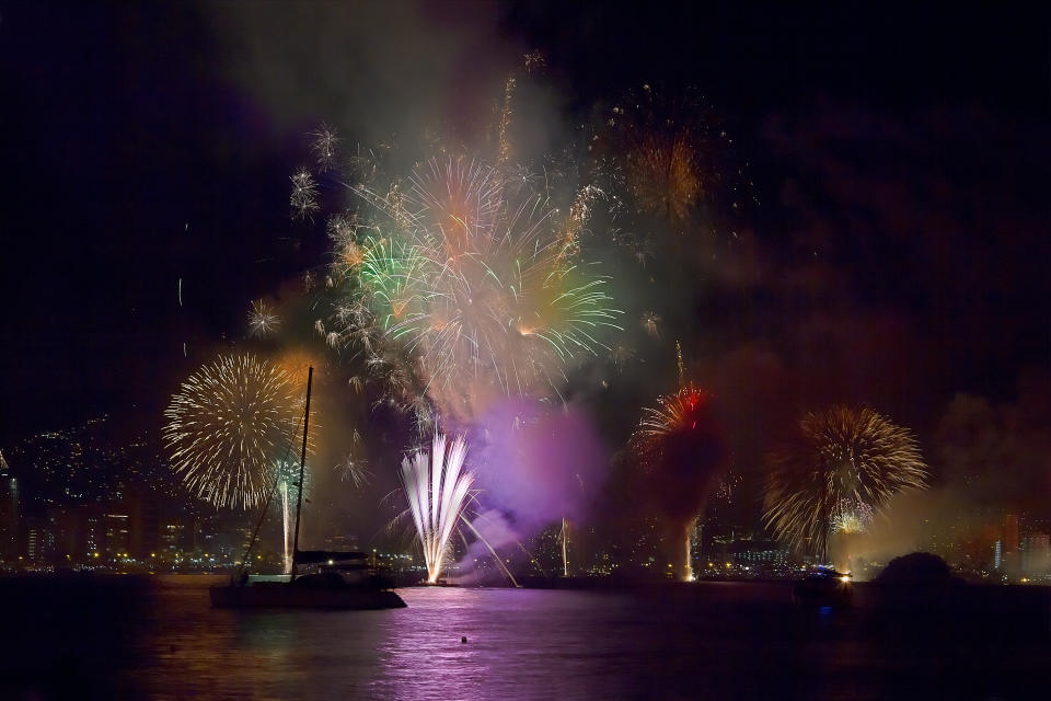 Celebración de Año Nuevo en Acapulco, Guerrero, con fuegos artificiales. (Getty Images)