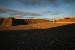 Aux deux extrémités de “City”, une monumentale œuvre de land art exécutée par Michael Heizer dans le désert du Nevada, figurent des constructions en béton. Ici, la structure Complex One, photographiée en mai 2022.. photo TODD HEISLER/NYT