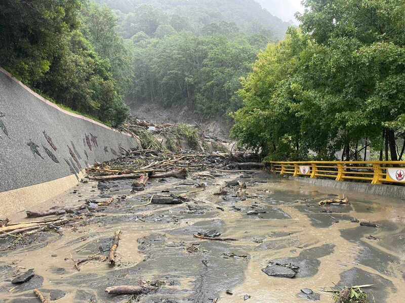 颱風卡努外圍環流帶來雨勢，造成南投縣仁愛鄉嚴重 災情，奧萬大國家森林遊樂區外圍道路6日也因土石 流中斷，路面都是土石與樹木。 （圖／農業部農村發展及水土保持署南投分署提供） 