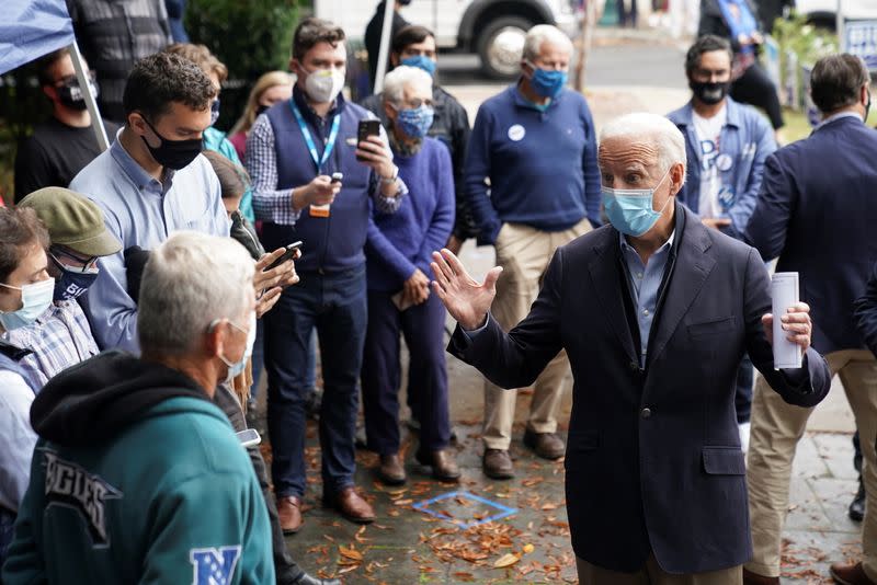 El candidato demócrata a la presidencia, Joe Biden, visita un centro de voluntarios de campaña en Chester, Pensilvania, EEUU