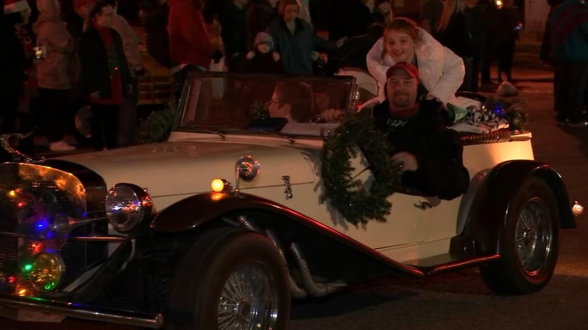 Town of Carthage comes together for Christmas parade