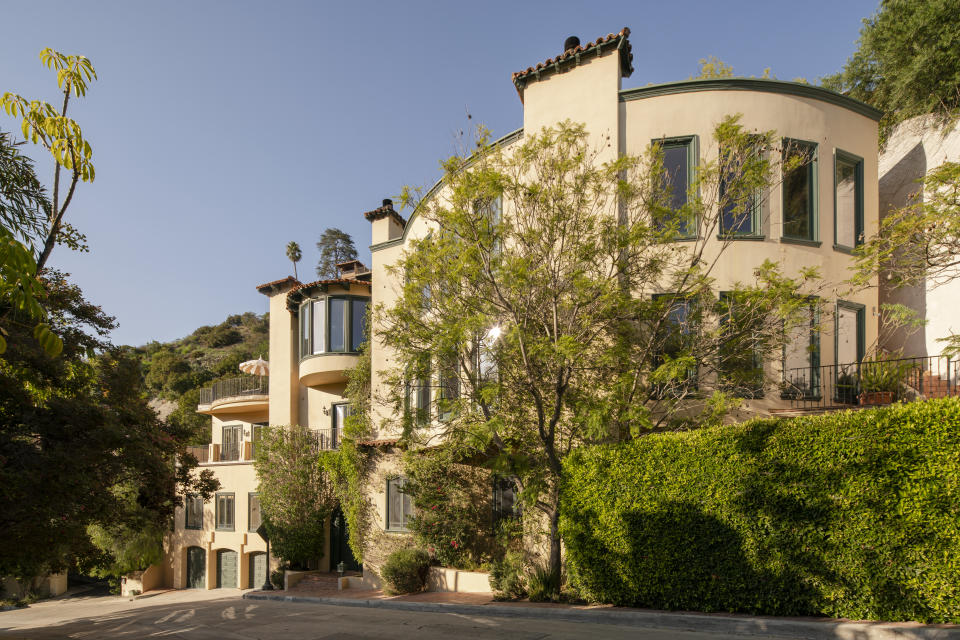 Kevin Smith House - Mediterranean Inspired Architectured - Curved Facade