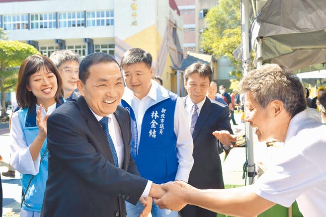 新北市三峽區農會走過兩甲子，25日舉辦「榮耀三峽農會雙甲子慶典」，邀請本地農友擺攤，販售新鮮三峽茶葉、蜂蜜與蔬菜，歡慶農會120歲。（許哲瑗攝）