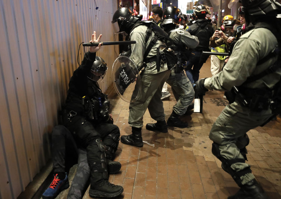 ▲香港耶誕時節再度爆發警民衝突，多名港人於街頭或商場被捕。（圖／美聯社／達志影像）