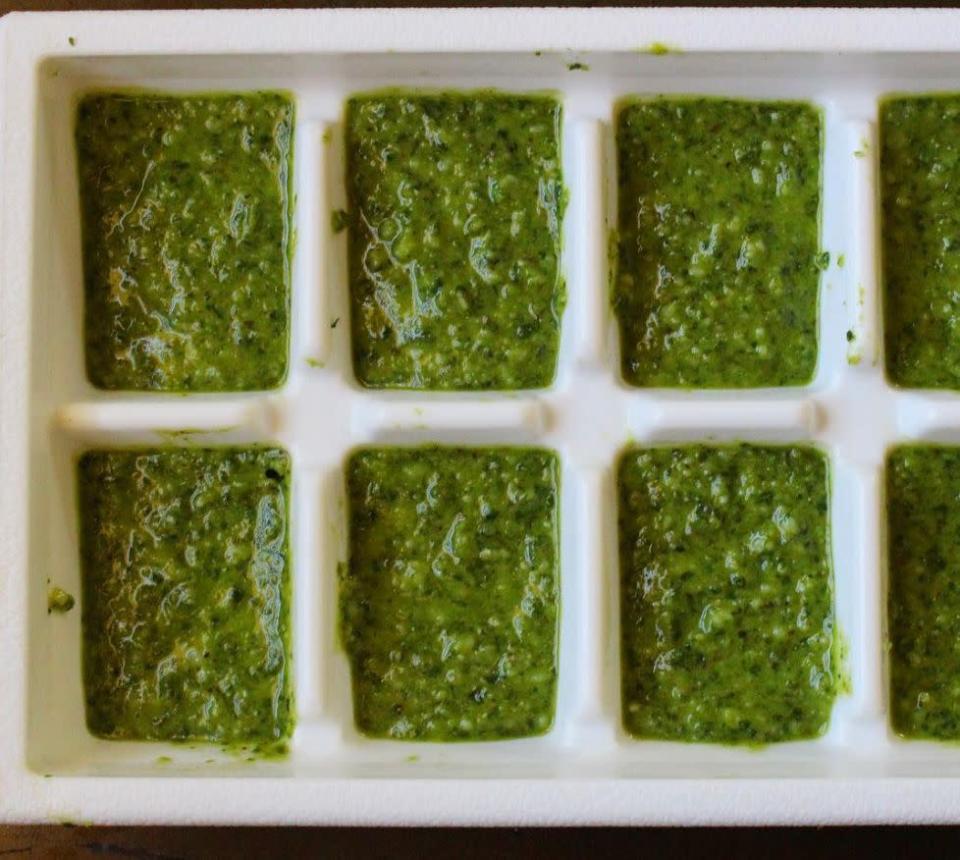 Befüllen Sie ihn mit übriggebliebenem, selbstgemachtem Pesto.