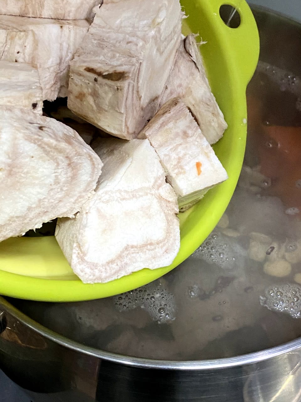 去濕湯水食譜│粉葛赤小豆扁豆湯功效祛濕 湯水清甜關鍵係用冷水先把豬骨汆水？