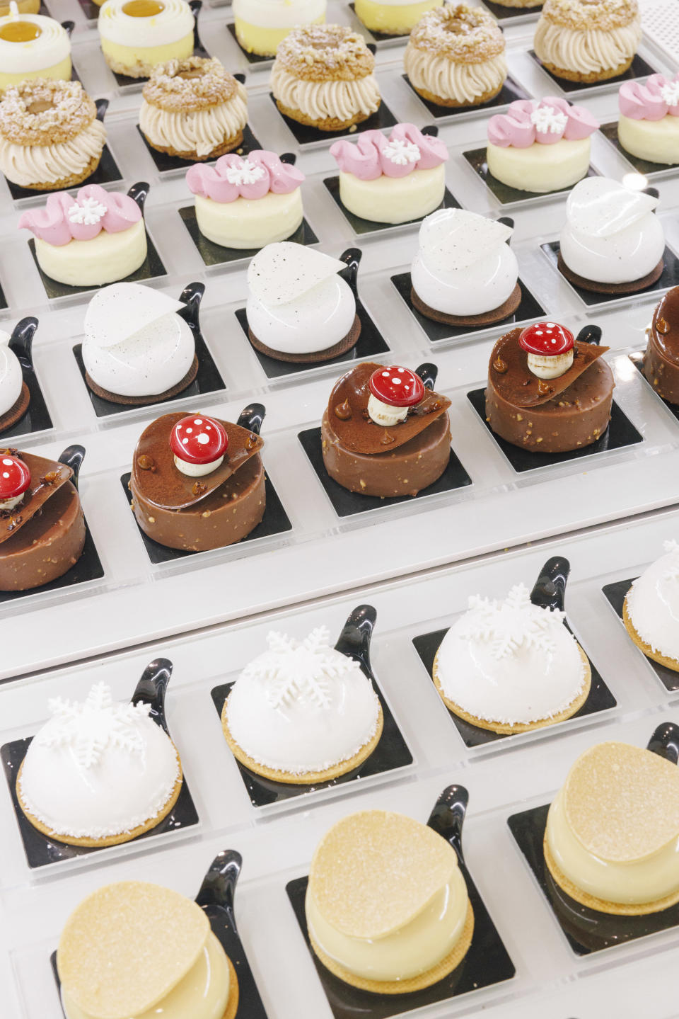 Vitrinas de postres para los petits gâteaux, que cambian regularmente en la panadería del chef Antonio Bachour. (James Jackman/The New York Times)